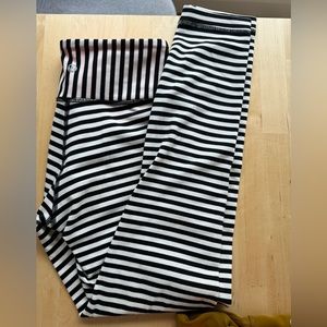 RARE Lululemon Wunder Under Pant
Narrow Bold Stripe Black Angel Wing /Grapefruit